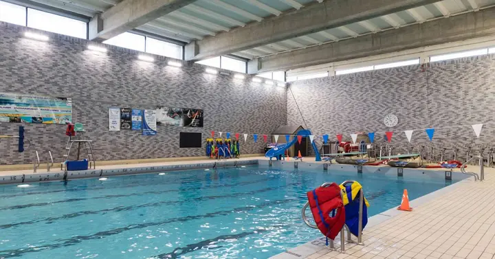 Building exterior at Piscine intérieure Roussin