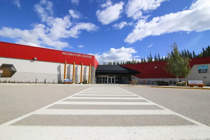 Building exterior at Dr. Duncan Murray Recreation Centre Aquatics