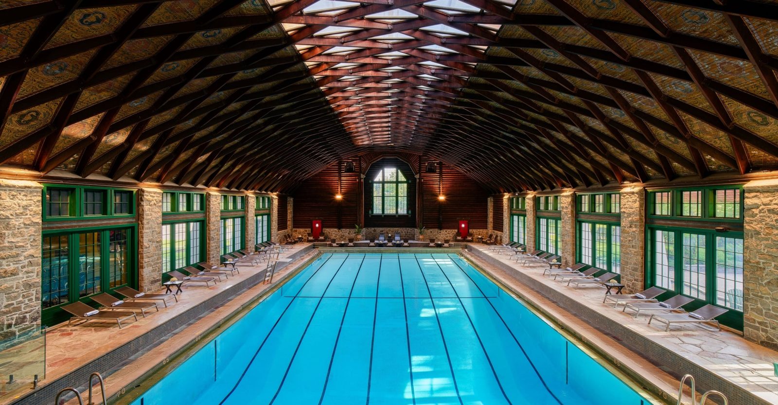 Photo : Fairmont Le Château Montebello – indoor pool