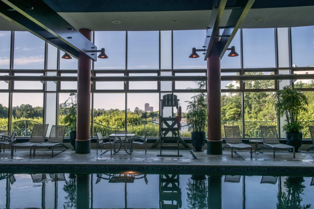 Photo : Hilton Lac-Leamy – Ameri Spa (indoor/outdoor pools)